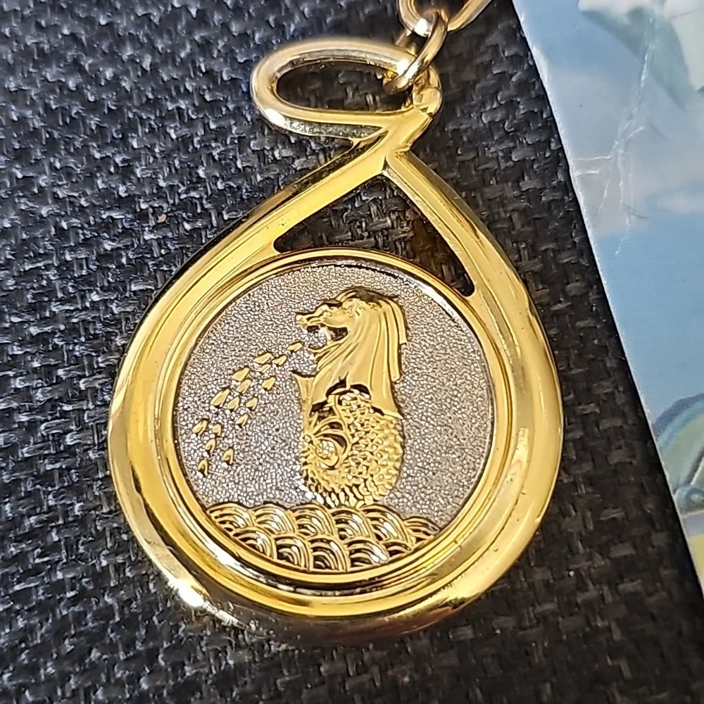 Singapore, The Merlion Stands Gold Keychain 💍